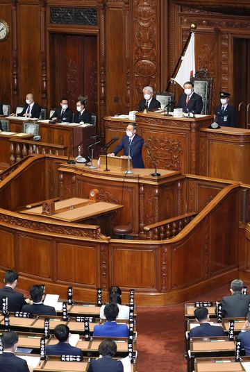 Photograph of the Prime Minister delivering a policy speech during the plenary session of the House of Representatives (9)