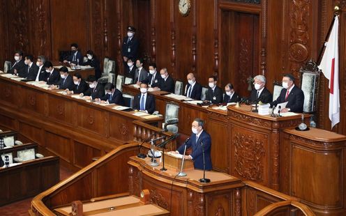 Photograph of the Prime Minister delivering a policy speech during the plenary session of the House of Representatives (11)