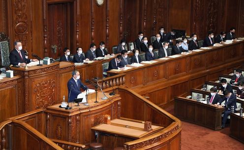 Photograph of the Prime Minister delivering a policy speech during the plenary session of the House of Representatives (12)