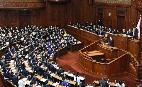 Photograph of the Prime Minister delivering a policy speech during the plenary session of the House of Representatives (13)