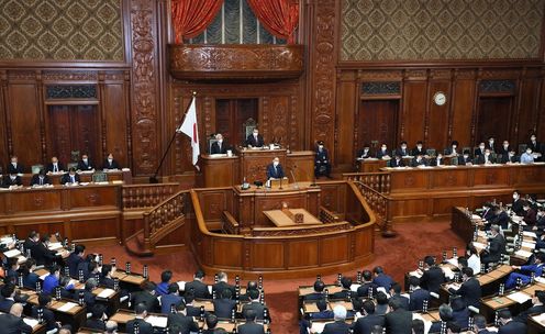 Photograph of the Prime Minister delivering a policy speech during the plenary session of the House of Representatives (14)