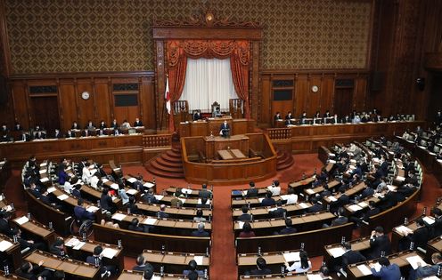 Photograph of the Prime Minister delivering a policy speech during the plenary session of the House of Councillors (15)