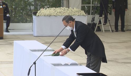 Photograph of the Prime Minister offering a flower (1)