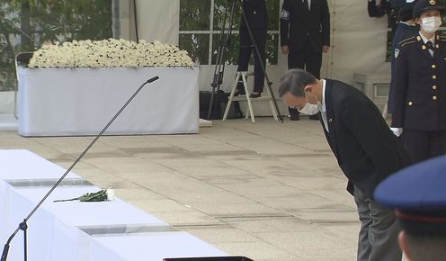 Photograph of the Prime Minister offering a flower (2)