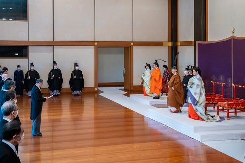 Photograph of the Prime Minister delivering a congratulatory address (photo courtesy of the Imperial Household Agency)