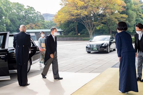 Photograph of the Prime Minister attending the Rikkoshi-Senmei-no-gi, Ceremony for Proclamation of Crown Prince (photo courtesy of the Imperial Household Agency)