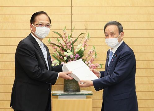 Photograph of the Prime Minister receiving the FY2019 Audit Report (1)