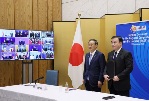 Photograph of the agreement signing ceremony (1)