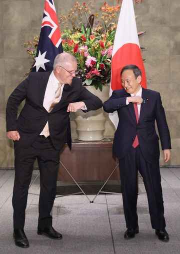Photograph of the Prime Minister welcoming the Prime Minister of Australia (2)