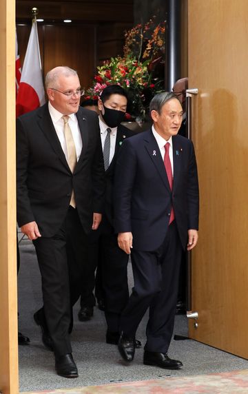 Photograph of the salute and the guard of honor ceremony (1)