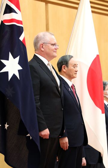 Photograph of the salute and the guard of honor ceremony (2)