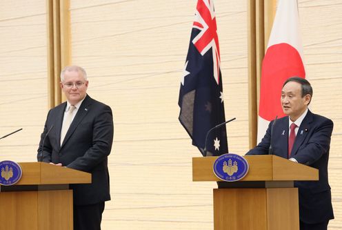 Photograph of the joint press announcement (1)