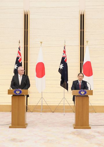 Photograph of the joint press announcement (2)