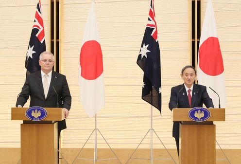 Photograph of the joint press announcement (3)