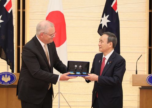 Photograph of the Prime Minister accepting a gift (1)