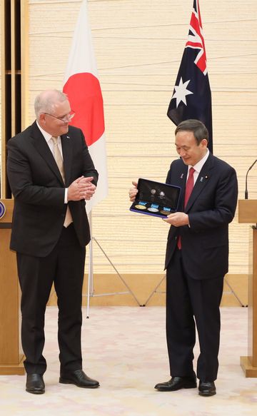 Photograph of the Prime Minister accepting a gift (2)