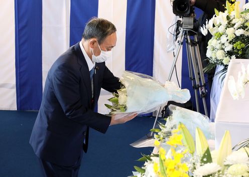 Photograph of the Prime Minister offering flowers (1)