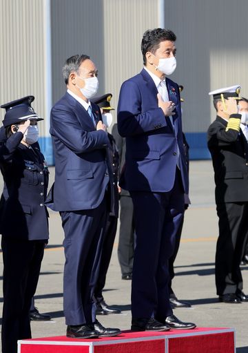Photograph of the Prime Minister attending a guard of honor ceremony (1)