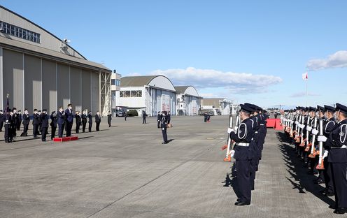 Photograph of the Prime Minister attending a guard of honor ceremony (2)