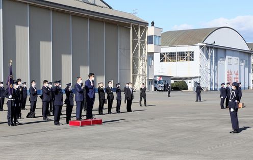 Photograph of the Prime Minister attending a guard of honor ceremony (3)