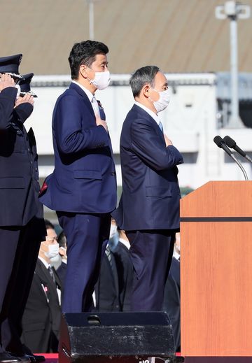 Photograph of the Prime Minister receiving a salute (1)