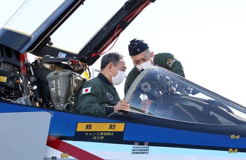 Photograph of the Prime Minister conducting observations (6)