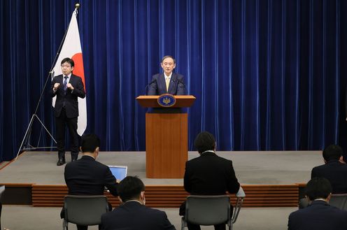 Photograph of the Prime Minister holding the press conference (2)