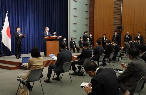 Photograph of the Prime Minister holding the press conference (7)