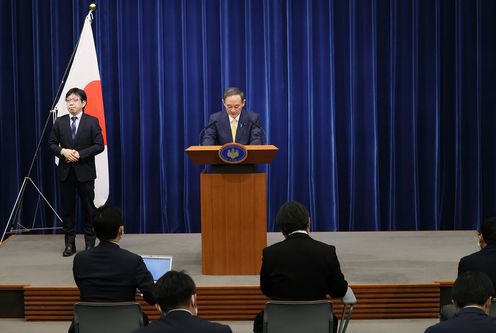 Photograph of the Prime Minister holding the press conference (8)