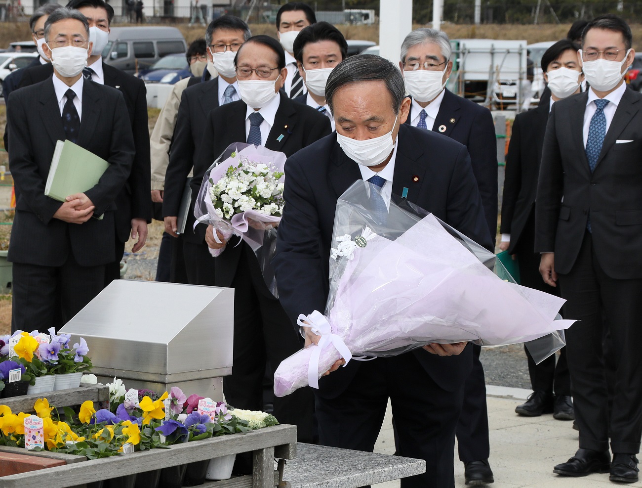 Photograph of the Prime Minister offering flowers at Ishinomaki Minamihama Tsunami Reconstruction Memorial Park (1)