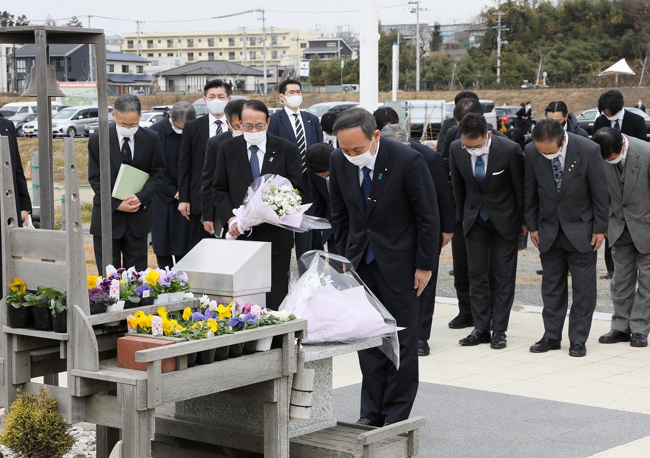 Photograph of the Prime Minister offering flowers at Ishinomaki Minamihama Tsunami Reconstruction Memorial Park (2)