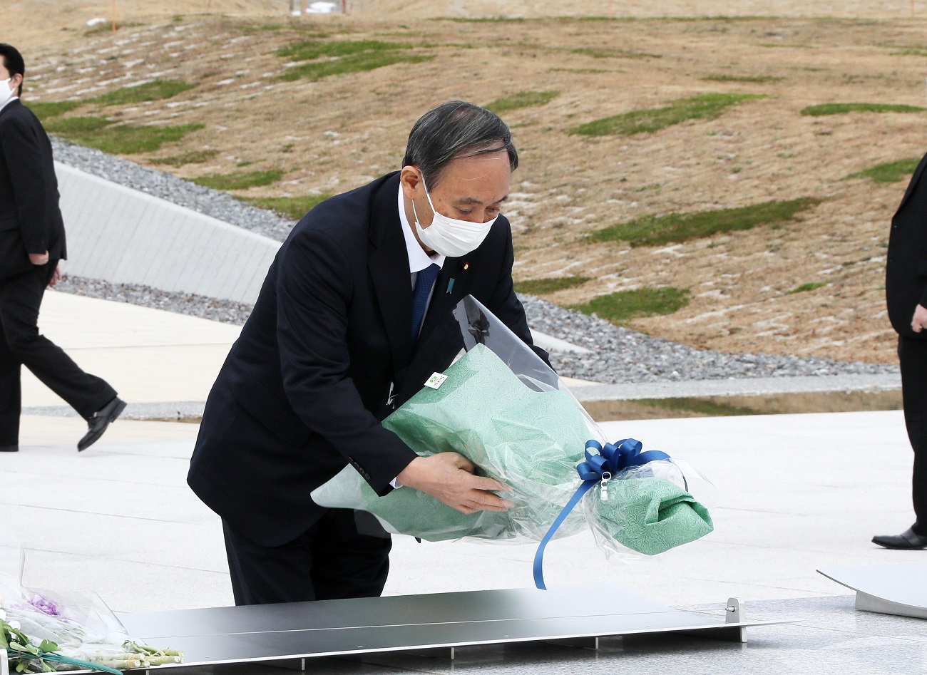 Photograph of the Prime Minister offering flowers at Takata Matsubara Tsunami Reconstruction Memorial Park (1)