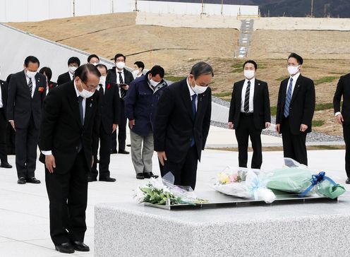 Photograph of the Prime Minister offering flowers at Takata Matsubara Tsunami Reconstruction Memorial Park (2)