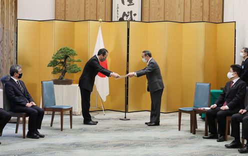 Photograph of the Prime Minister presenting a certificate of award (2)