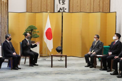 hotograph of the Prime Minister conversing with the award recipients