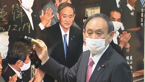 Photograph of the Prime Minister visiting the photo exhibition