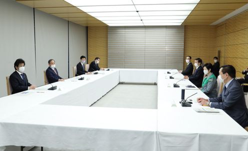 Photograph of the Prime Minister attending the exchange of views (1)