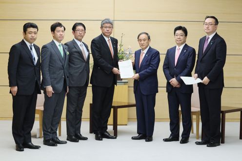 Photograph of the Prime Minister receiving the proposal (1)