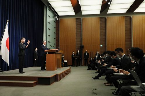 Photograph of the Prime Minister holding the press conference (2)