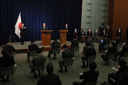 Photograph of the Prime Minister holding the press conference (3)