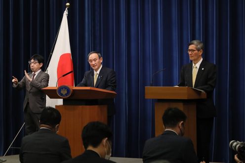 Photograph of the Prime Minister holding the press conference (8)