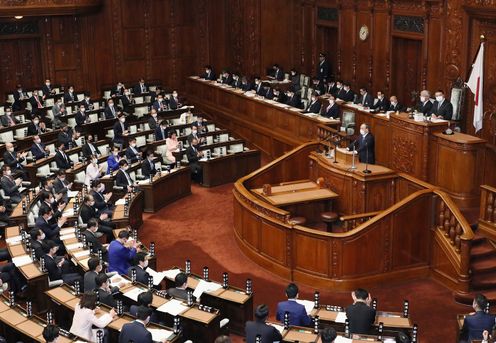 Photograph of the Prime Minister delivering a policy speech during the plenary session of the House of Representatives (6)