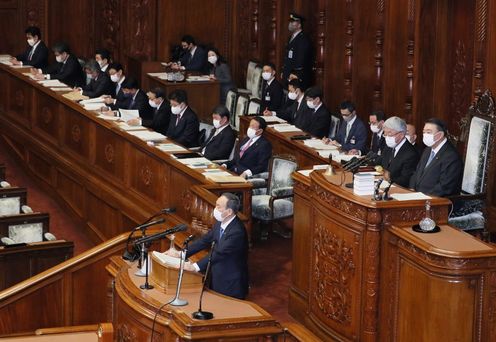 Photograph of the Prime Minister delivering a policy speech during the plenary session of the House of Representatives (7)