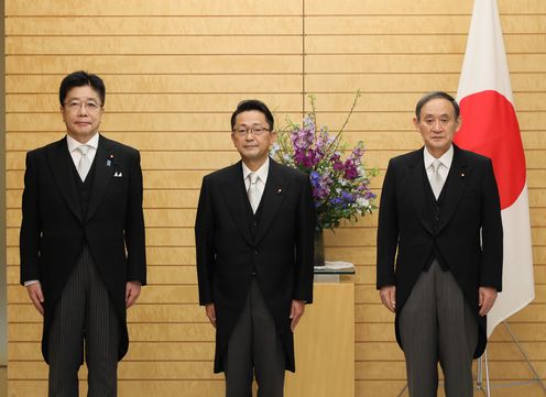 Photograph of the Prime Minister attending a photograph session with the newly appointed Minister Niwa (1)