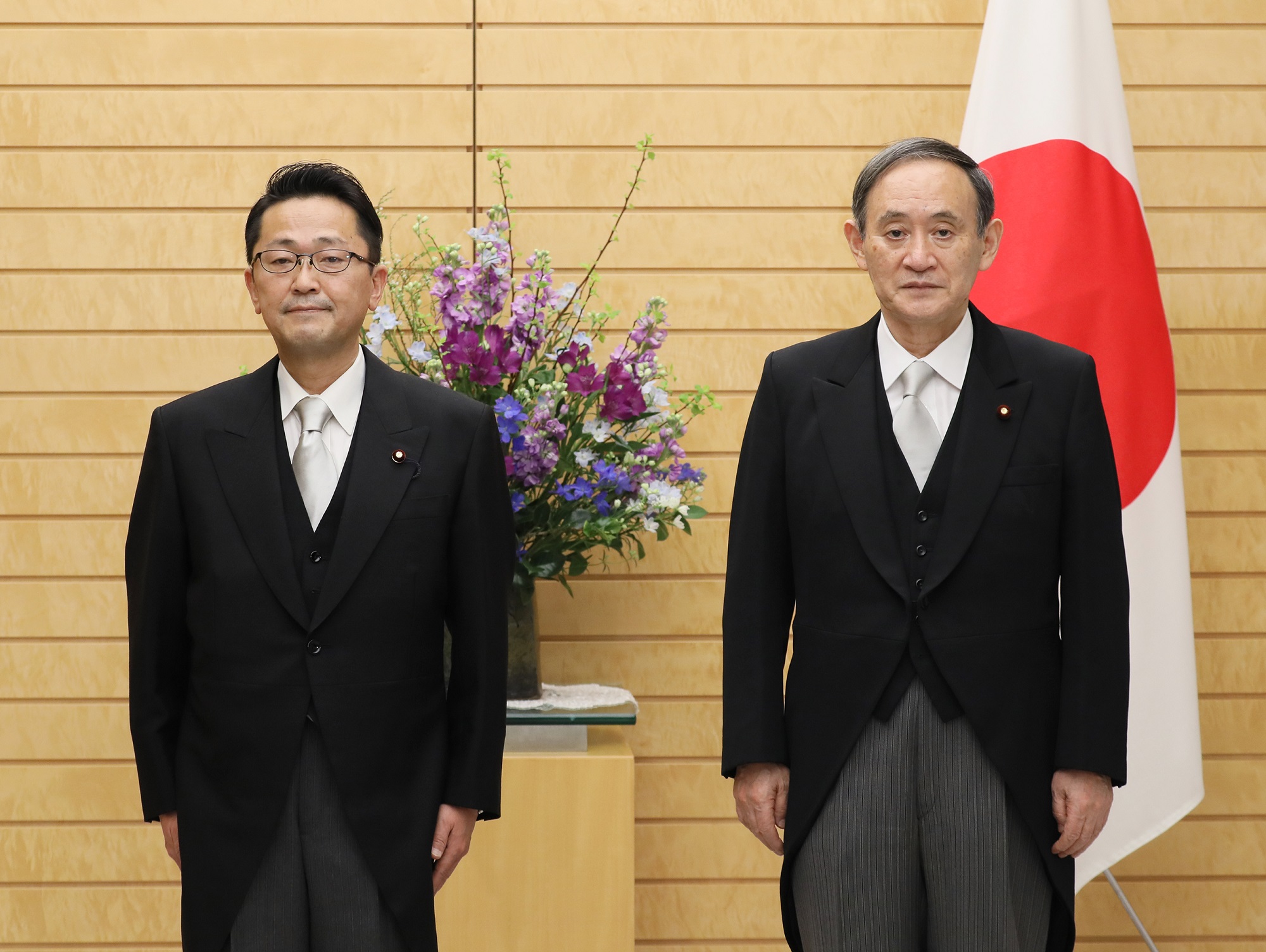 Photograph of the Prime Minister attending a photograph session with the newly appointed Minister Niwa (2)