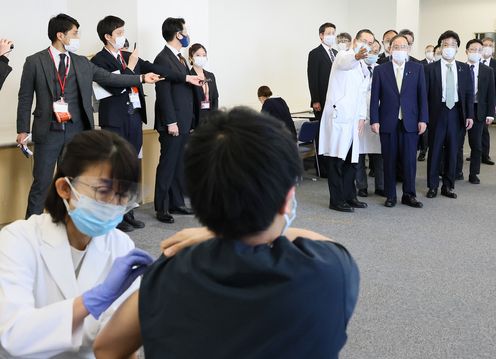 Photograph of the Prime Minister observing the vaccination area (1)