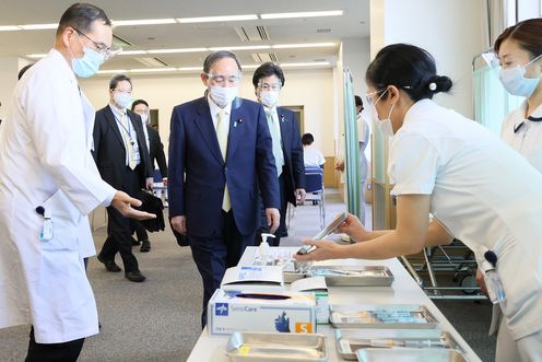 Photograph of the Prime Minister observing the vaccination area (2)