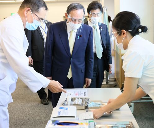 Photograph of the Prime Minister observing the vaccination area (3)