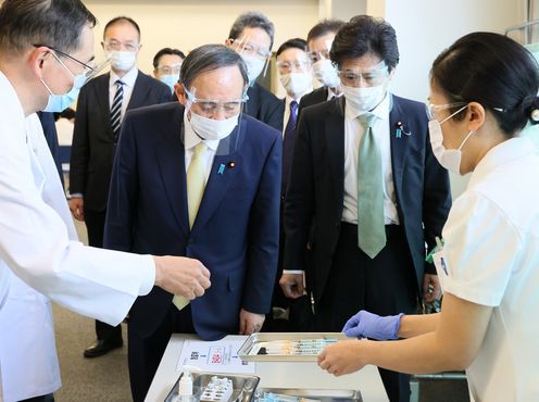 Photograph of the Prime Minister observing the vaccination area (4)