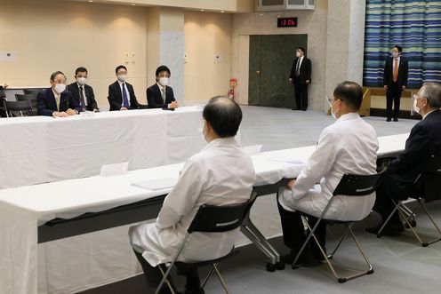 Photograph of the Prime Minister exchanging views with members of the National Hospital Organization (2)